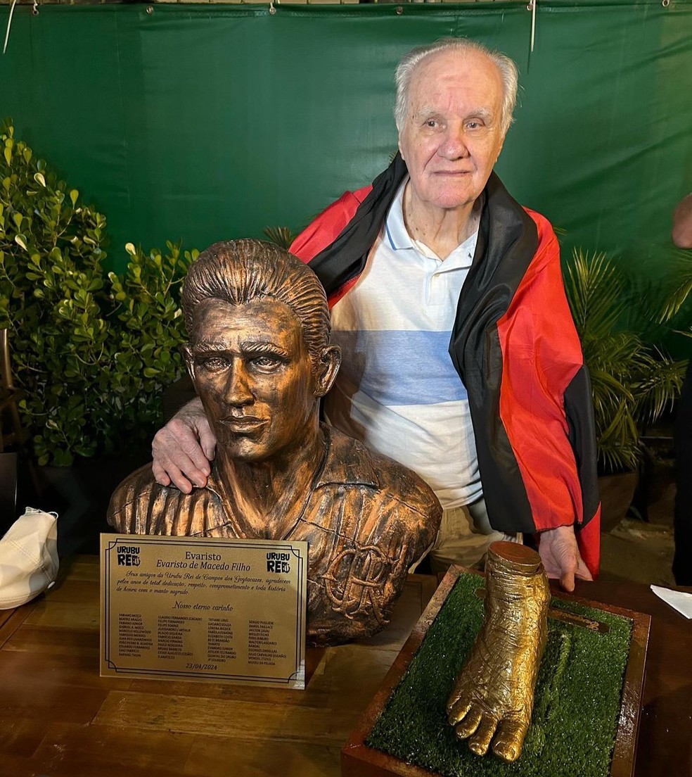 Evaristo de Macedo posa junto ao busto feito em sua homenagem — Foto: Reprodução / Arquivo pessoal