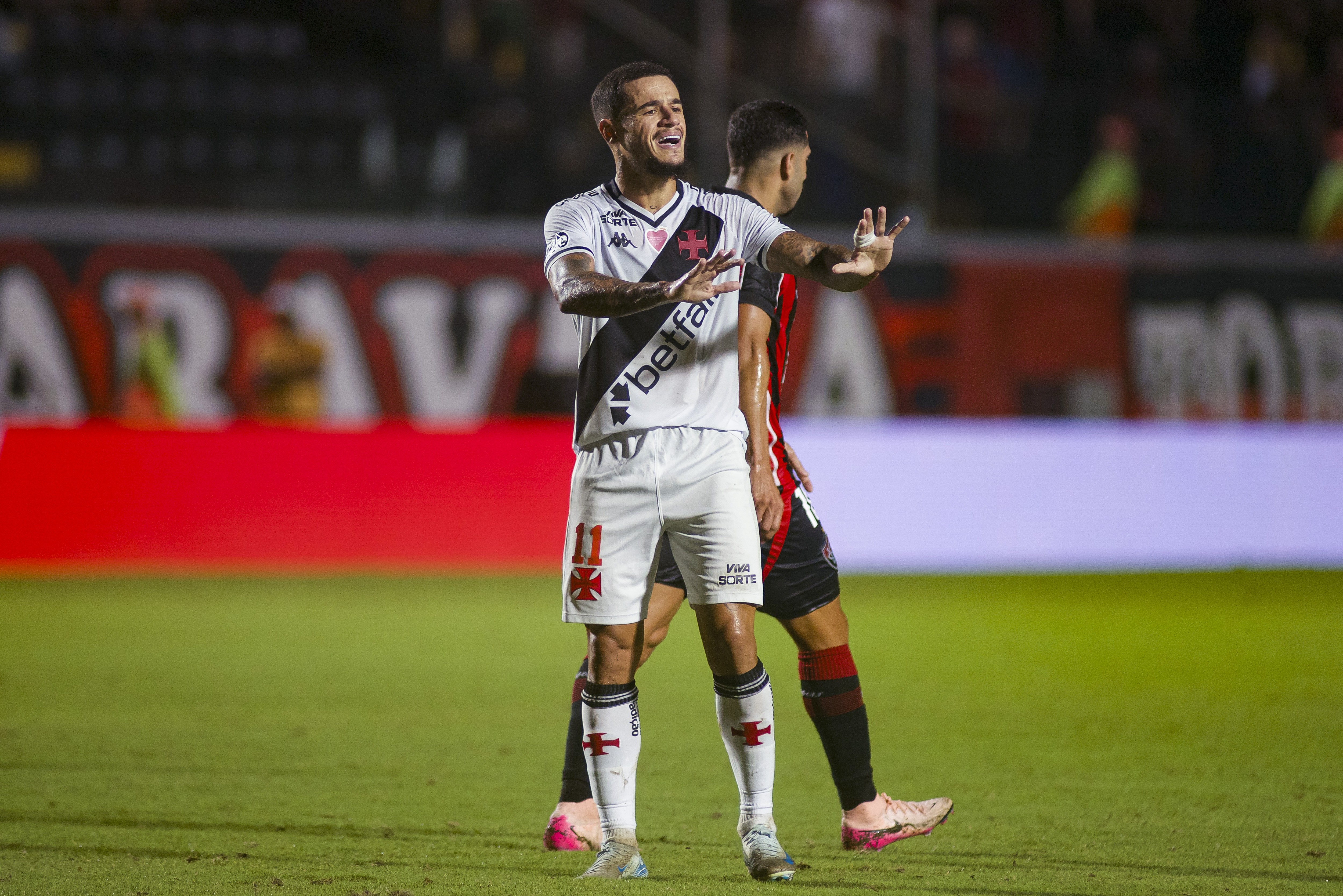 Entenda os motivos que deixam Vasco otimista pela permanência de Coutinho