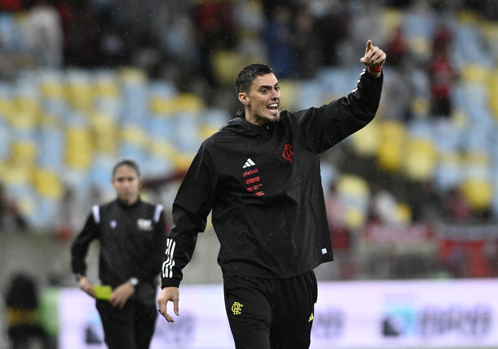 Matheus Bachi, auxiliar do Flamengo no jogo contra o Bragantino — Foto: André Durão