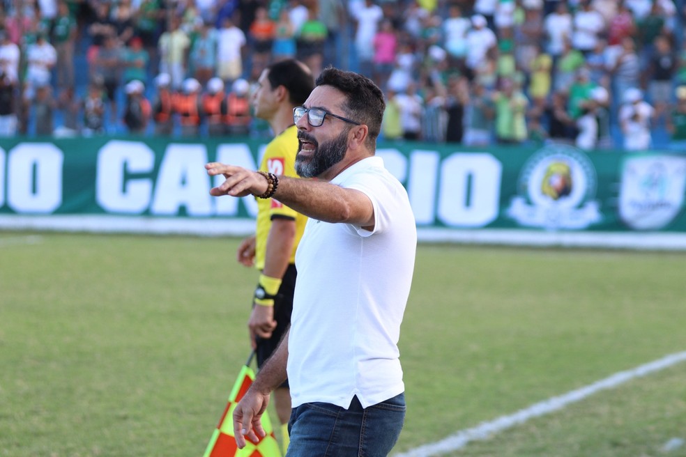 Rodrigo Fonseca comandando o Nacional de Patos contra o Ferrovi�rio � Foto: �der Souza / Nacional de Patos