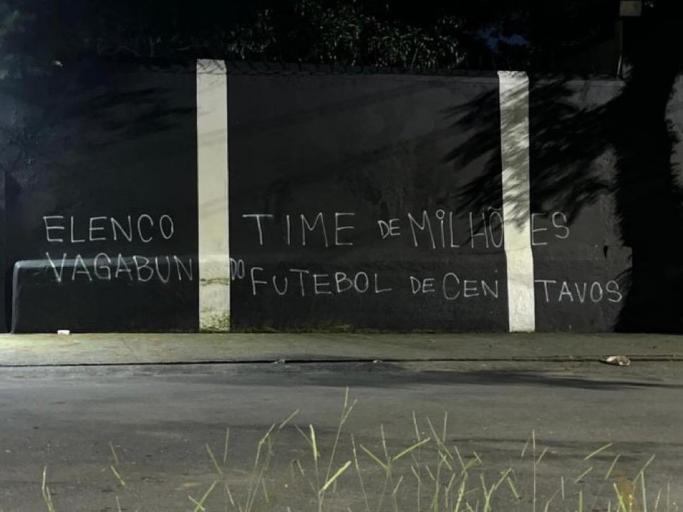 Muros do Parque São Jorge são pichados por torcedores na madrugada desta quarta — Foto: Reprodução