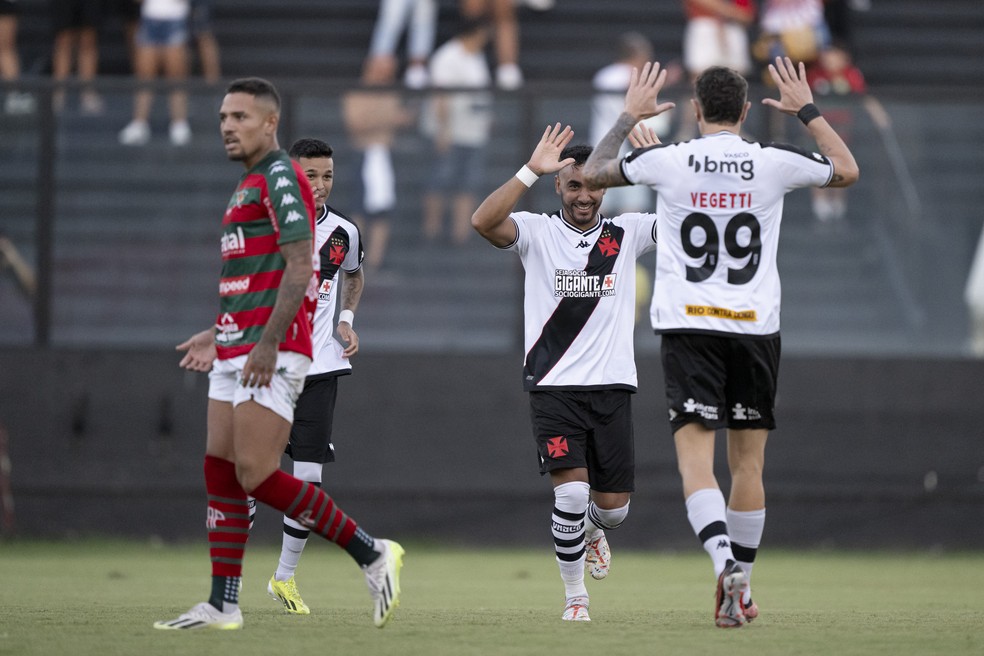 Payet e Vegetti comemoram gol em Vasco x Portuguesa — Foto: Jorge Rodrigues/AGIF