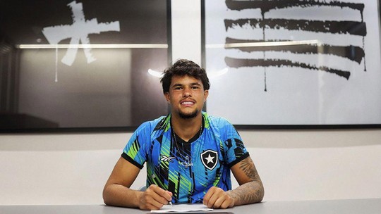 Bruno Samudio assina primeiro contrato profissional com o Botafogo