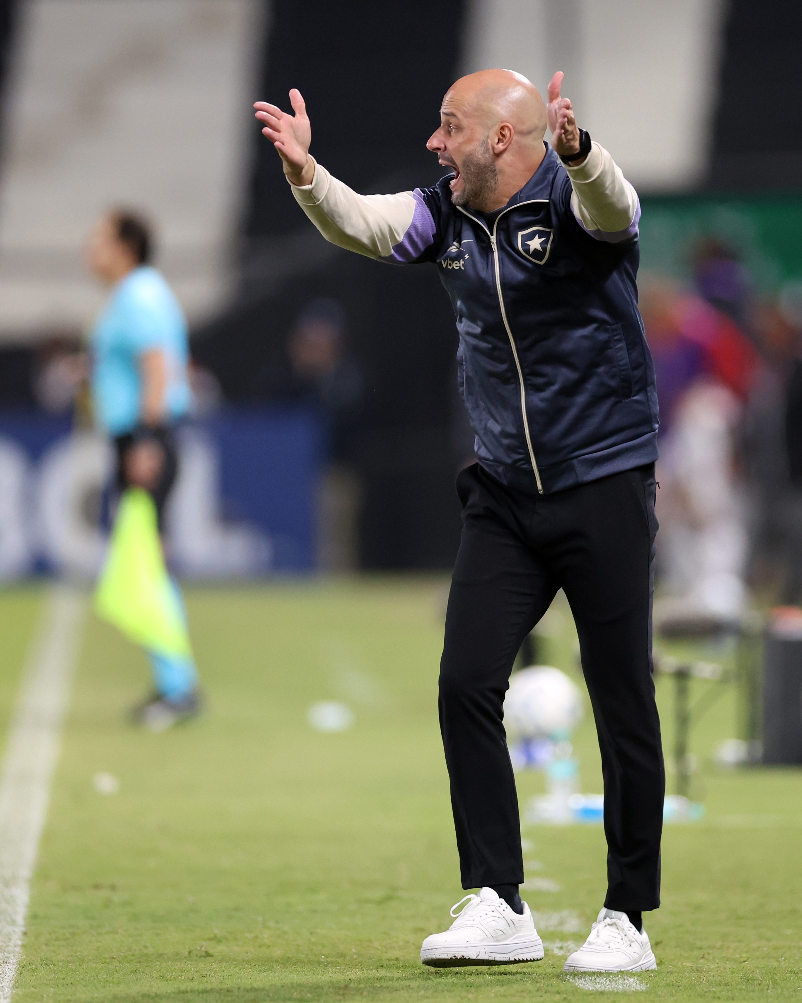 Franclim lamenta chances perdidas em vitória do Botafogo: "Tínhamos obrigação de fazer mais"