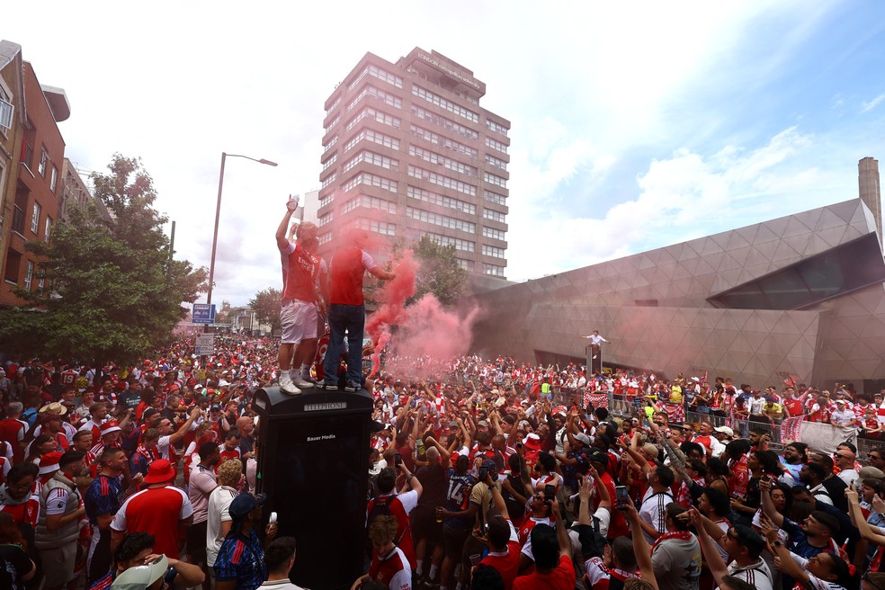 Arsenal faz passeata para celebrar título da Premier League com os fãs — Foto: Action Images via Reuters/Matthew Childs