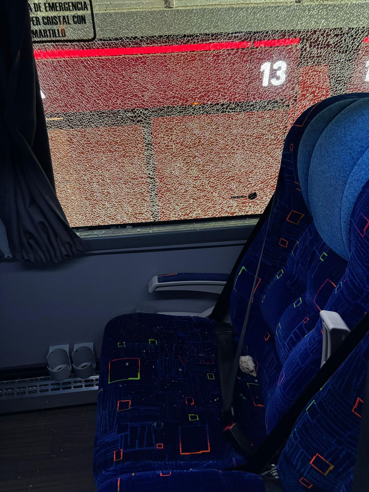 Ônibus do Flamengo alvo de apedrejamento ao chegar ao estádio do Estudiantes