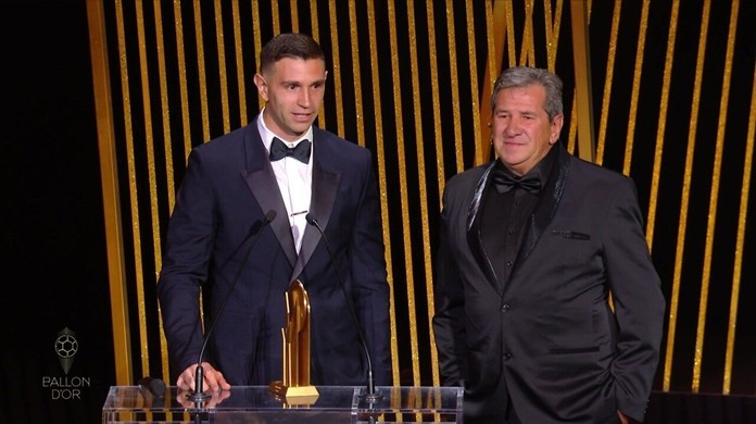 Bola de Ouro 2023: Dibu Martínez ganha o troféu Yashin, de melhor goleiro  do mundo, futebol internacional