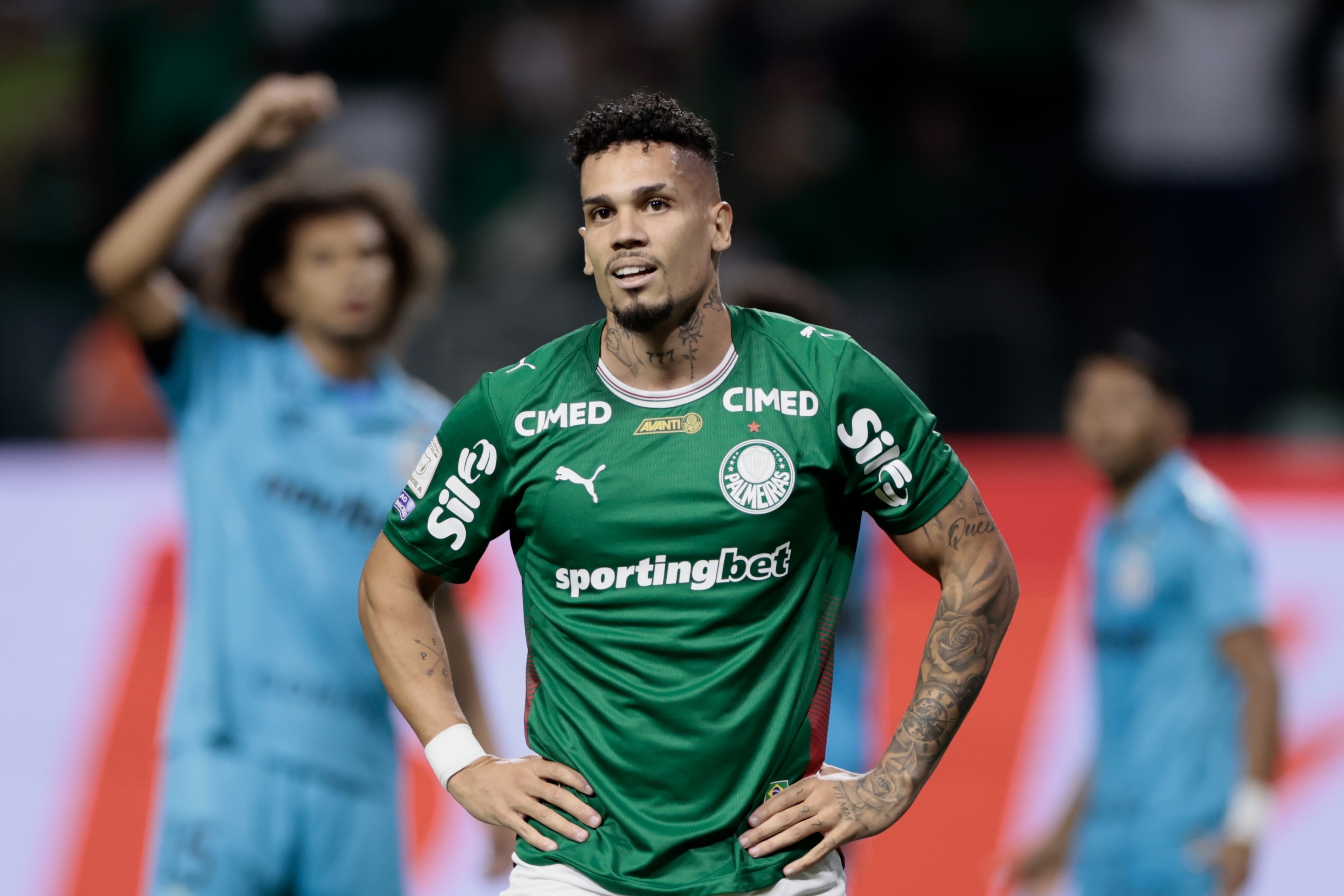 Paulinho faz retorno emocionante após 302 dias e quase garante vitória do Palmeiras
