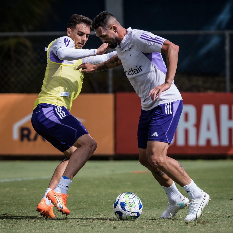 Weverton e Gilberto durante treino do Cruzeiro — Foto: Gustavo Aleixo/Cruzeiro