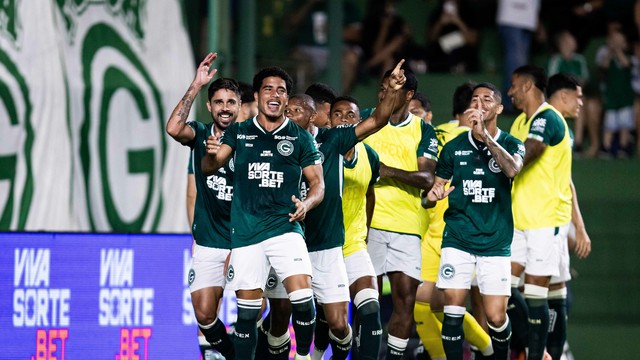 Pedrinho puxa a fila na comemoração de gol do Goiás