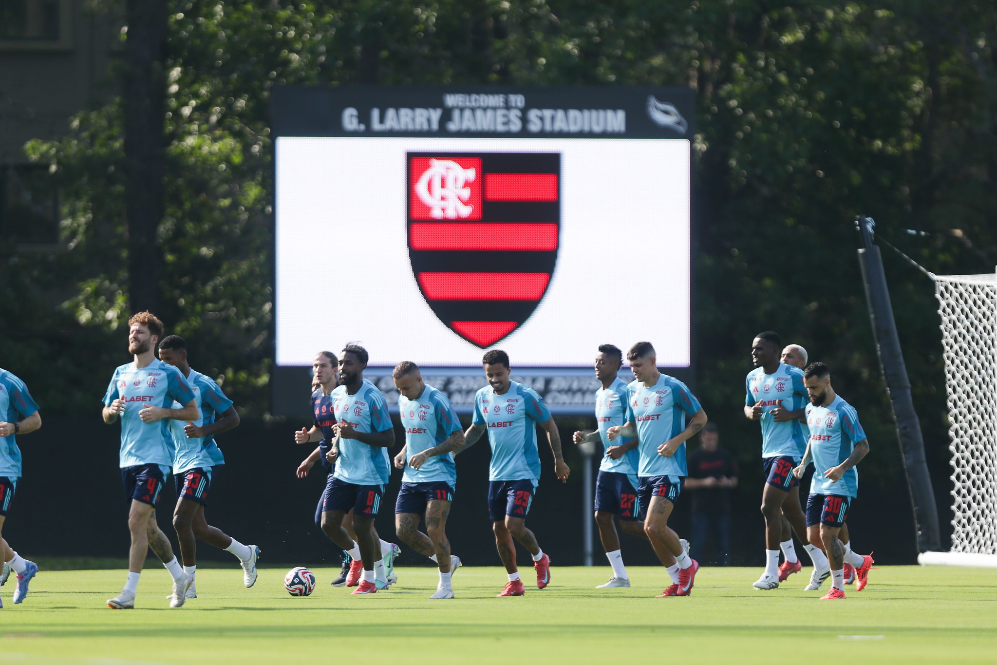 ESTÃO DE FORA? Arrascaeta e Alex Sandro ausentes em treino inicial do Flamengo nos EUA.