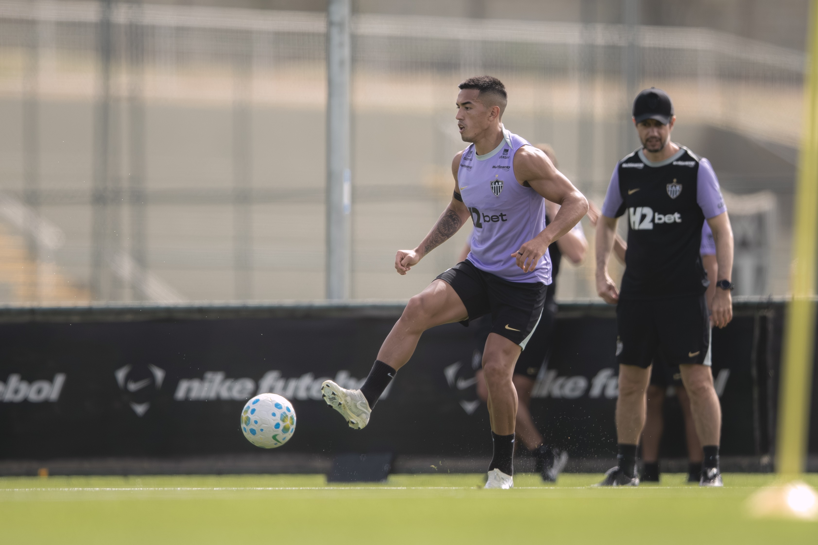 Atacante do Atlético-MG entra em fase final de recuperação e participa de parte do treino