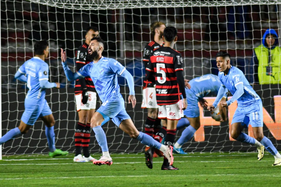 Bruno Sávio comemora seu gol em Bolívar x Flamengo — Foto: Conmebol Libertadores