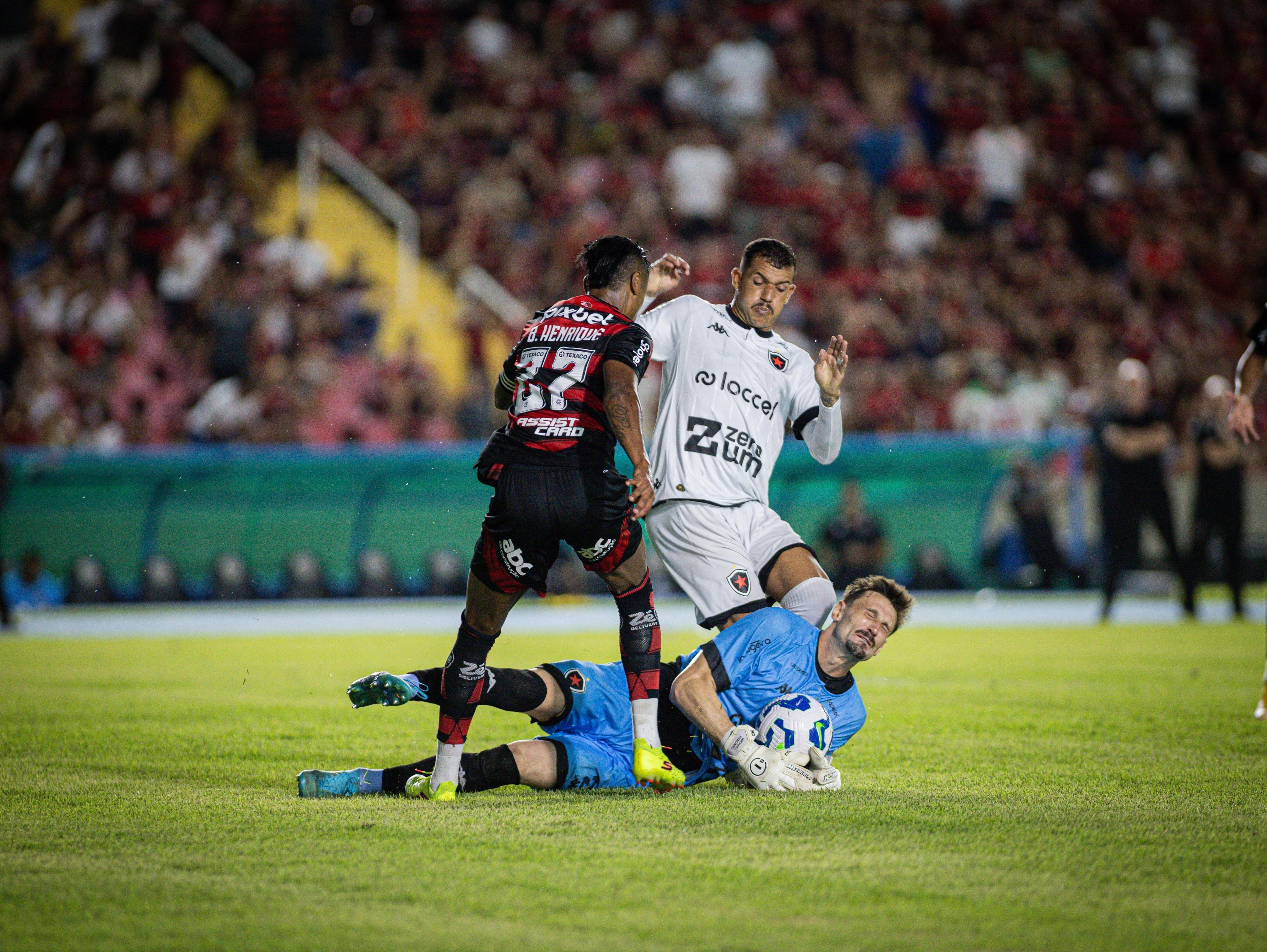 Confiança de Michael na volta contra Flamengo após elogiar atuação do Botafogo-PB.