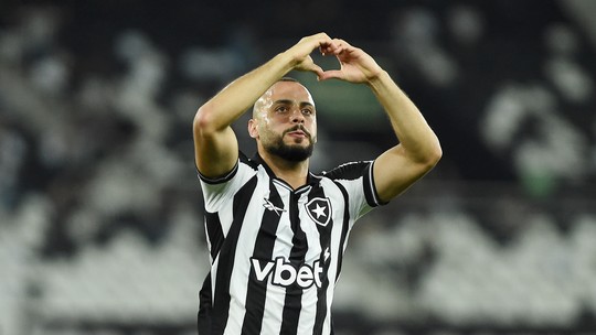 Botafogo busca reposição para Arthur Cabral e freia transferência para o México