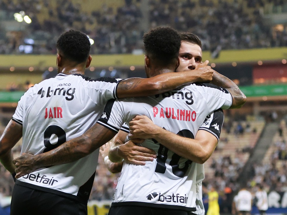 Jair, Paulinho e Lucas Piton comemoram gol do Vasco contra o Madureira — Foto: Antonio Pereira/AGIF