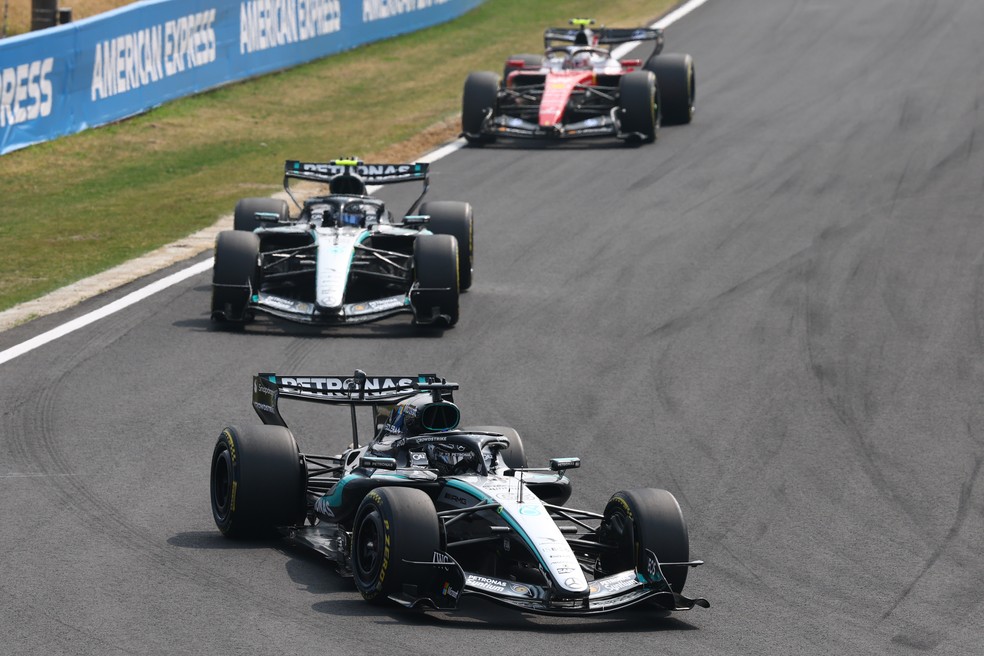 Kimi Antonelli, George Russell e Lewis Hamilton no GP do Japão — Foto: Clive Mason/Getty Images