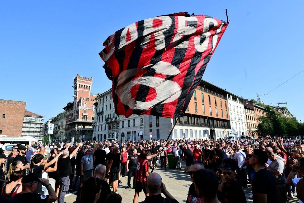 Multidão de torcedores do Milan no funeral de Franco Baresi — Foto: AFP