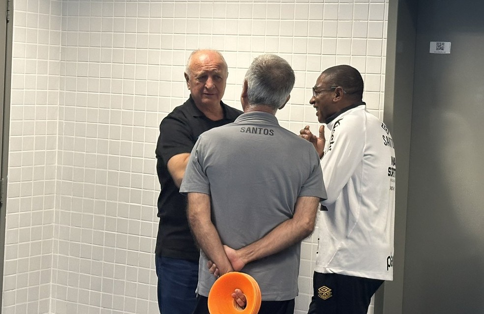 Felipão conversa com Cesar Sampaio antes de vitória do Grêmio — Foto: Eduardo Moura