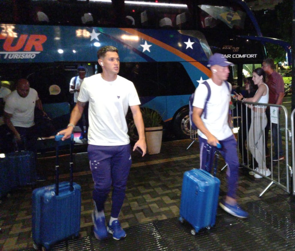 Cruzeiro desembarca em Goiânia para duelo com o Goiás — Foto: Gabriel Duarte