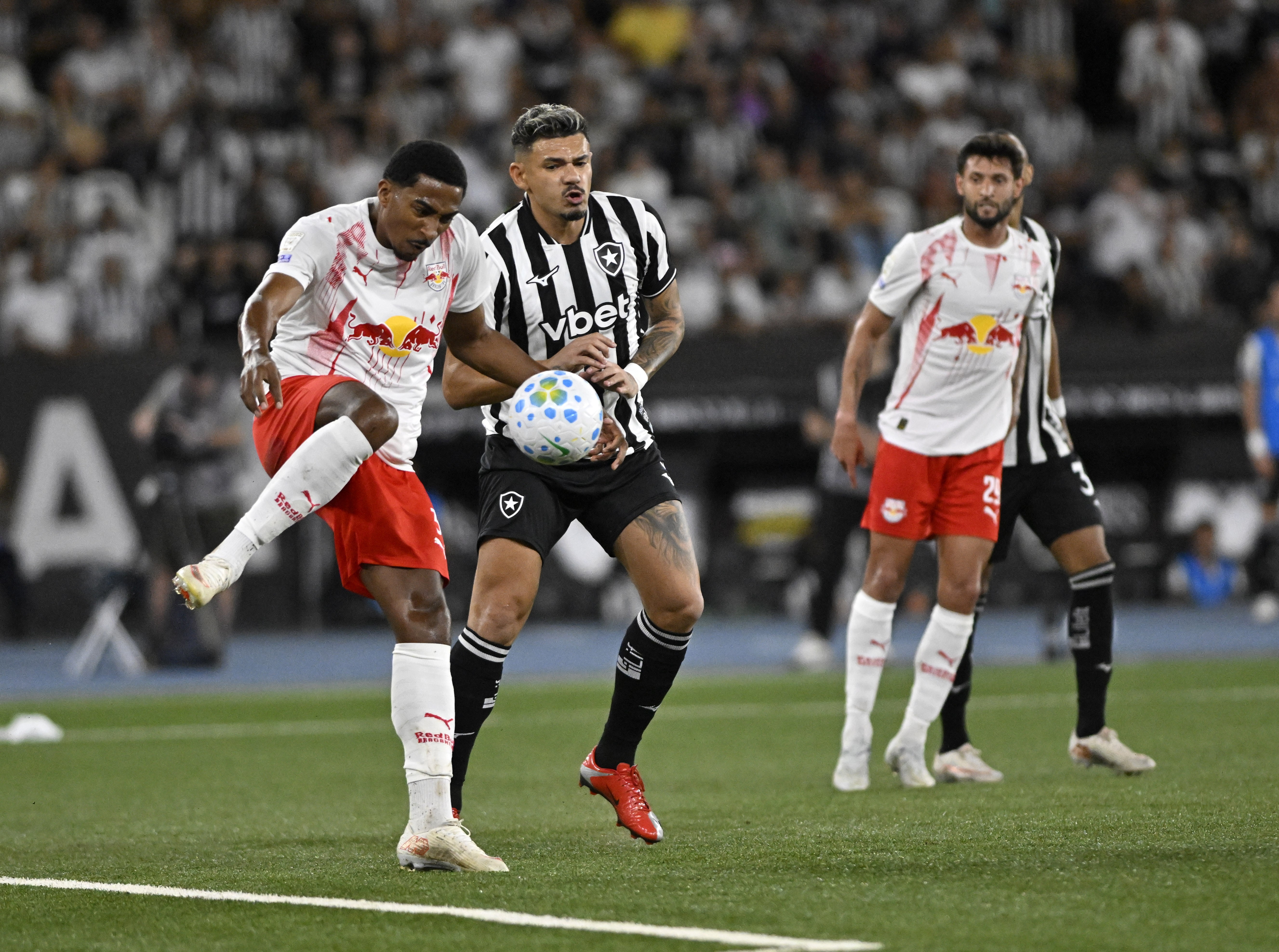 Tiquinho Soares entrando em campo na reestreia pelo Botafogo