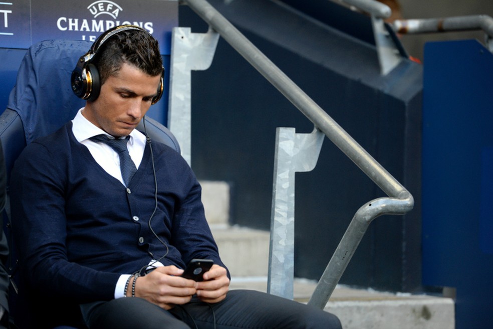 Cristiano Ronaldo segura um celular em registro de arquivo