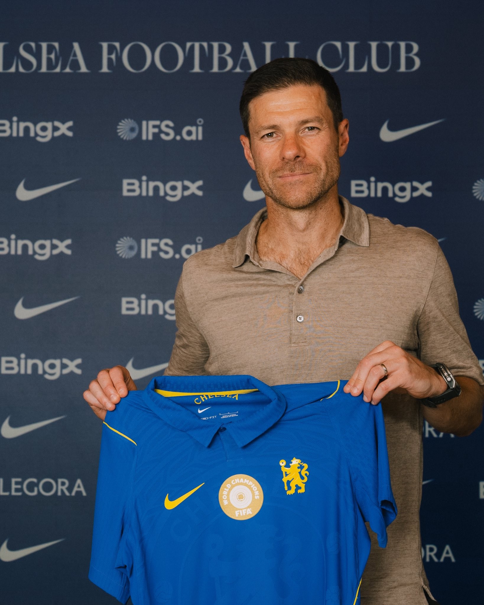 Xabi Alonso assina contrato e inicia trabalho no Chelsea; veja