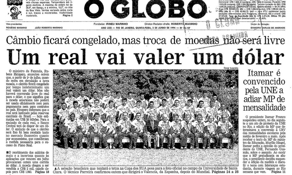 Time brasileiro posa na Universidade de Santa Clara, que recebeu os treinos da Seleção — Foto: O Globo
