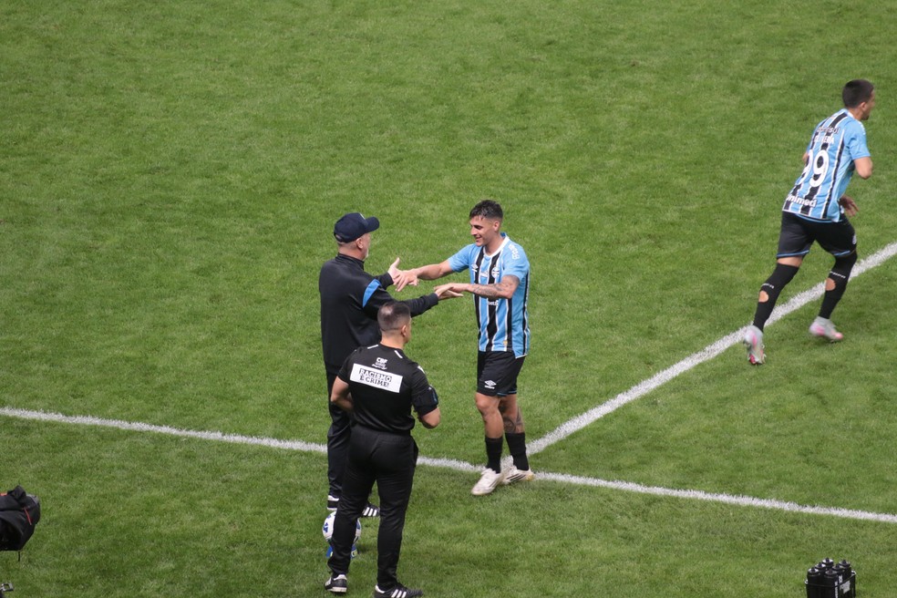 Mano Menezes parabeniza Pavon pela atuação no Gre-Nal