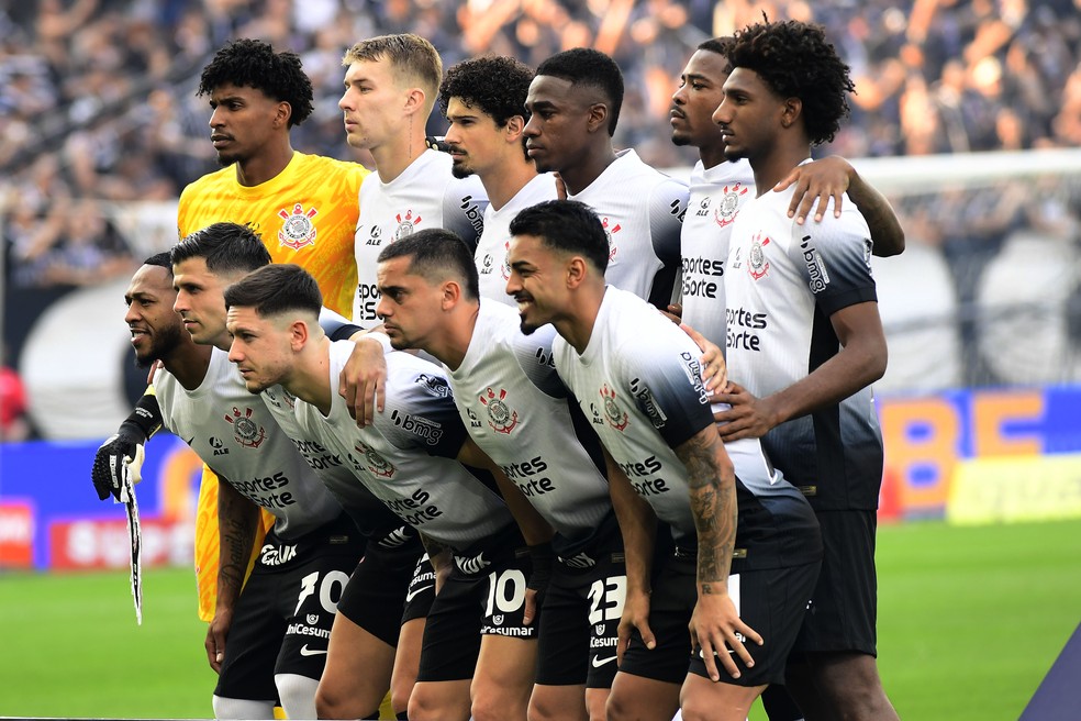 Jogadores do Corinthians na partida contra o Flamengo — Foto: Marcos Ribolli