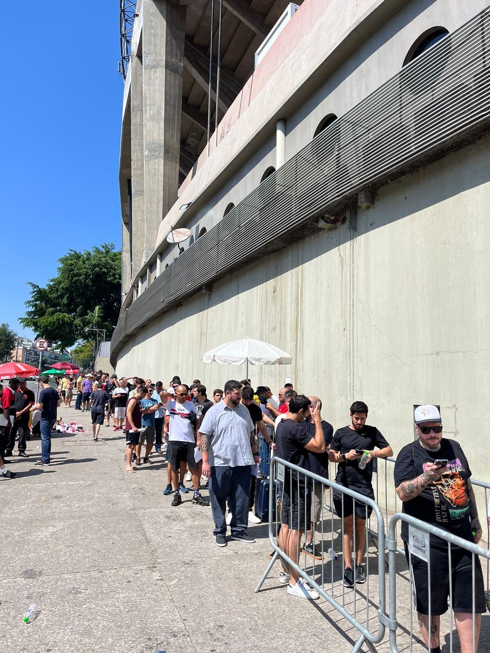 Forte sol e pouca sombra: torcedores fazem fila por ingressos — Foto: Caio Maciel