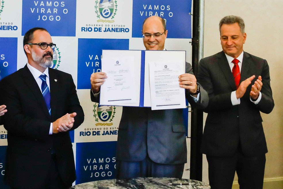 Pedro Abad (então presidente do Flu), Witzel e Landim celebram acordo para gestão do Maracanã — Foto: ANDRÉ MELO ANDRADE/AM PRESS & IMAGES/ESTADÃO CONTEÚDO