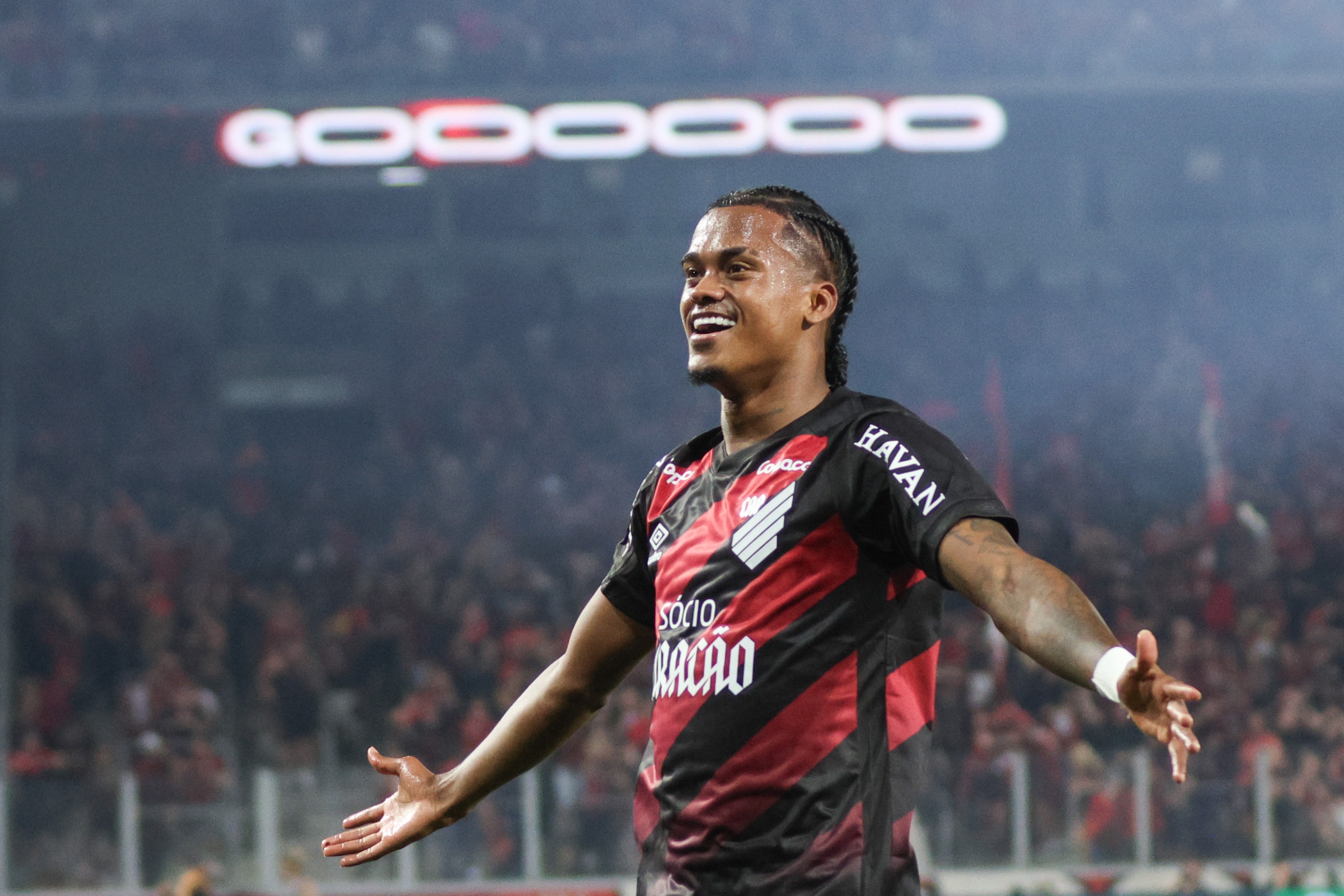 Athletico trabalha para recuperar lateral e atacante contra o Vitória; veja panorama