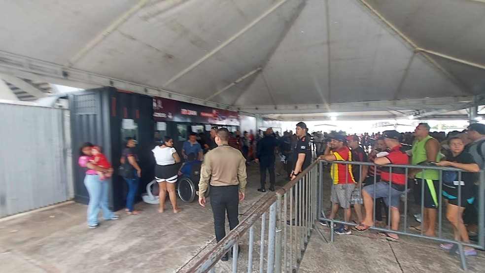 Torcida do Flamengo lota local de venda de ingressos — Foto: Reprodução