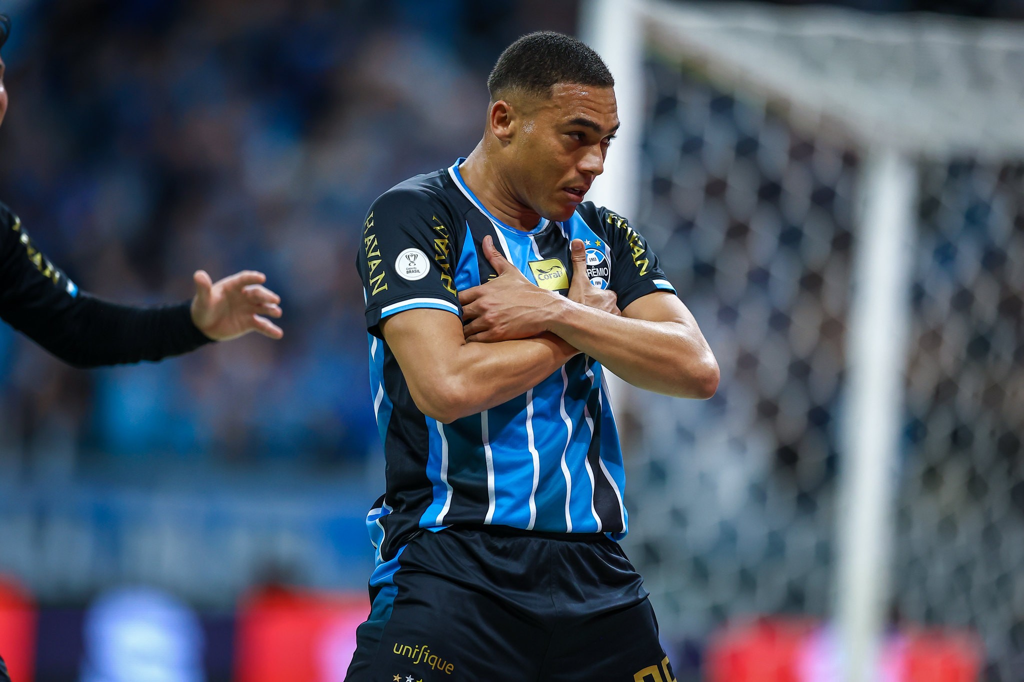 Vasco negocia a contratação de Carlos Vinícius, do Grêmio, para 2027