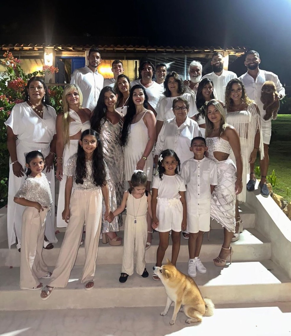 Ferraresi, do São Paulo, comemora o Natal com a família e Rincón, do Santos — Foto: Divulgação/São Paulo