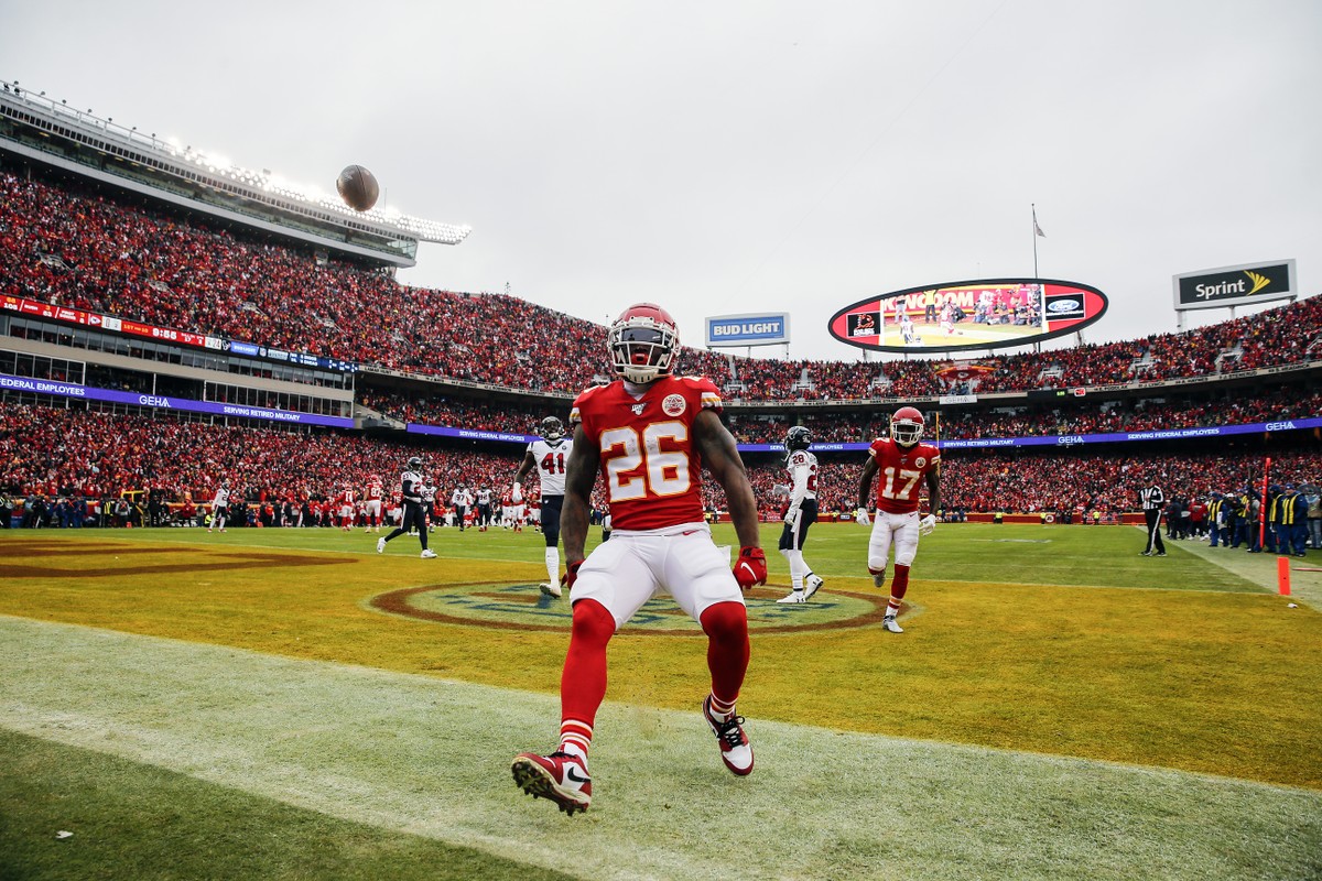 NFL: Chiefs sobrevivem a 1º quarto desastroso, viram contra Texans e ...