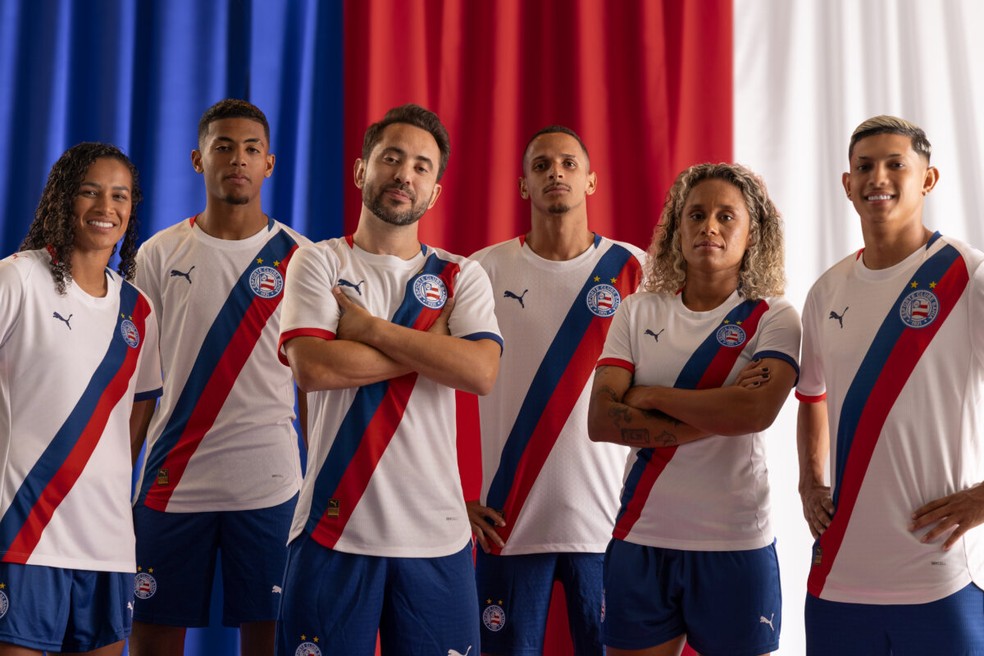 Em v&iacute;deo com Evaristo de Macedo, Bahia lan&ccedil;a novo uniforme principal | Ge