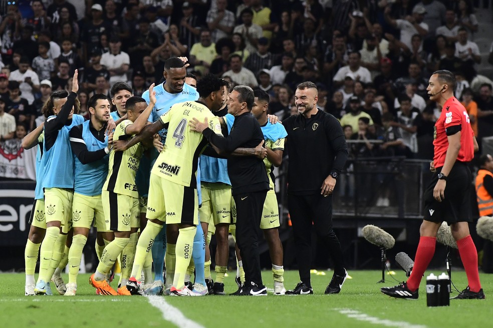 Corinthians x Botafogo, comemoração do gol de Gil — Foto: Marcos Ribolli