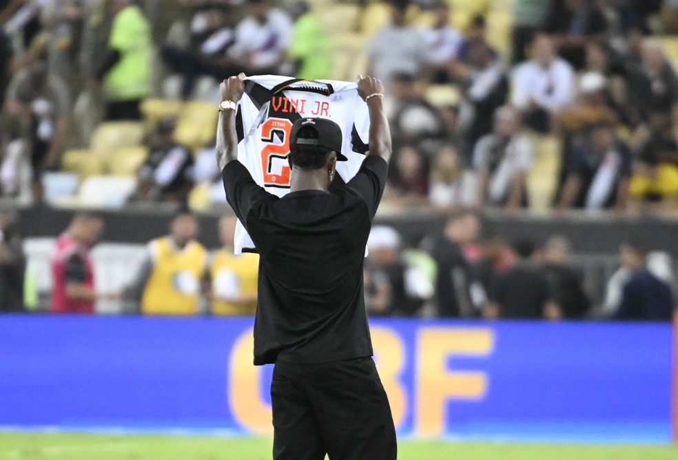 Vini Jr levanta a camisa que ganhou de presente do Vasco &mdash; Foto: Andr&eacute; Dur&atilde;o