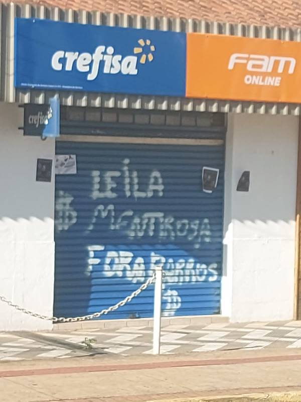 Torcedores protestam contra diretoria e picham lojas da presidente do Palmeiras