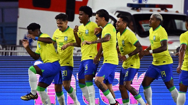 Endrick comemora o gol marcado pelo Brasil contra a Colômbia