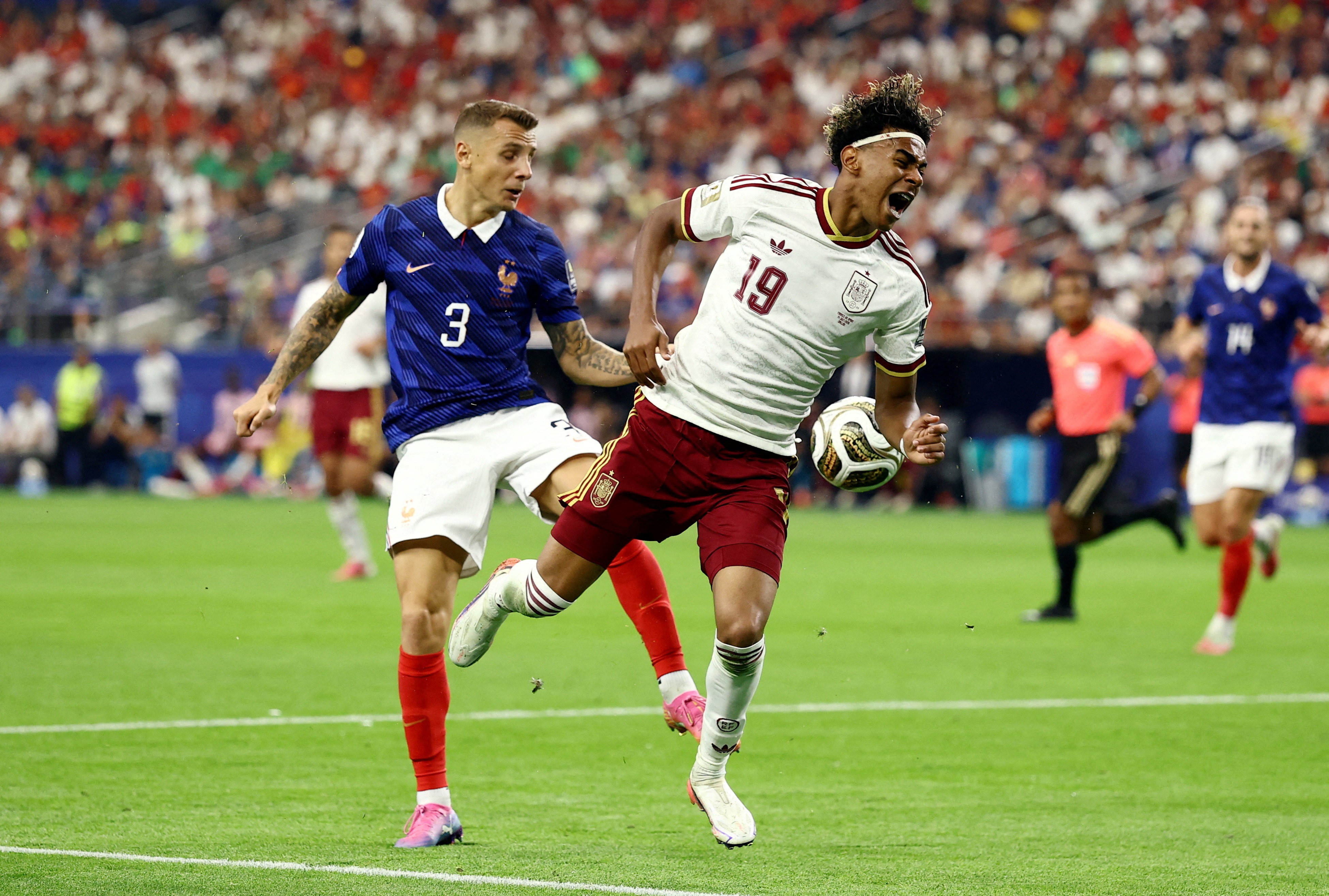 Lateral que cometeu pênalti para a Espanha em semifinal contra a França é novo reforço do PSG