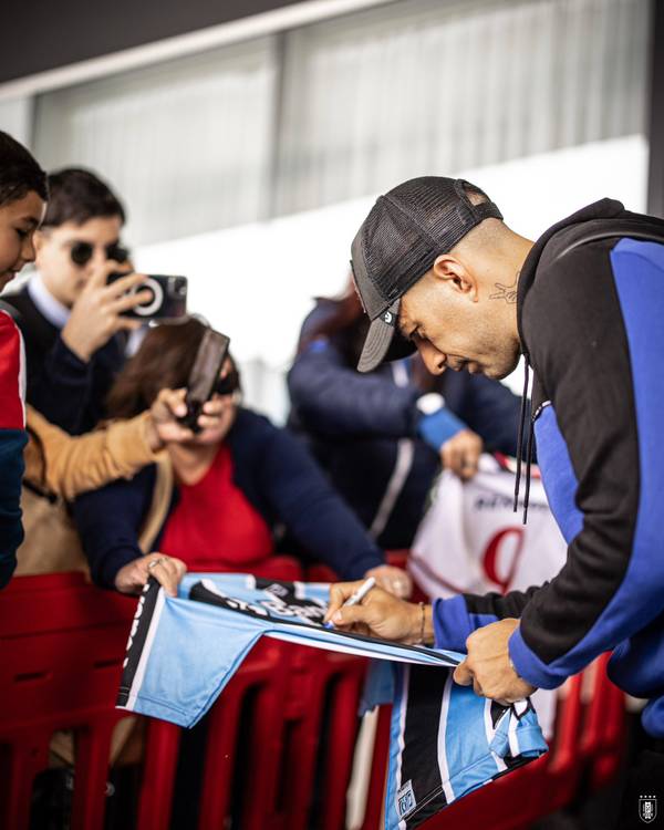 Suárez exalta número de jogos pelo Grêmio e cita problema no joelho: Aguentando muito bem