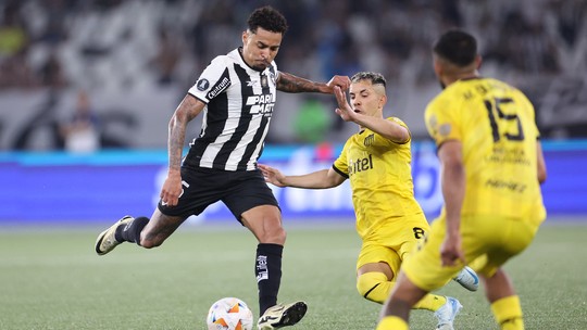 Jogadores do Botafogo debocham de jogador do Pearol que reclamou de sinttico: 