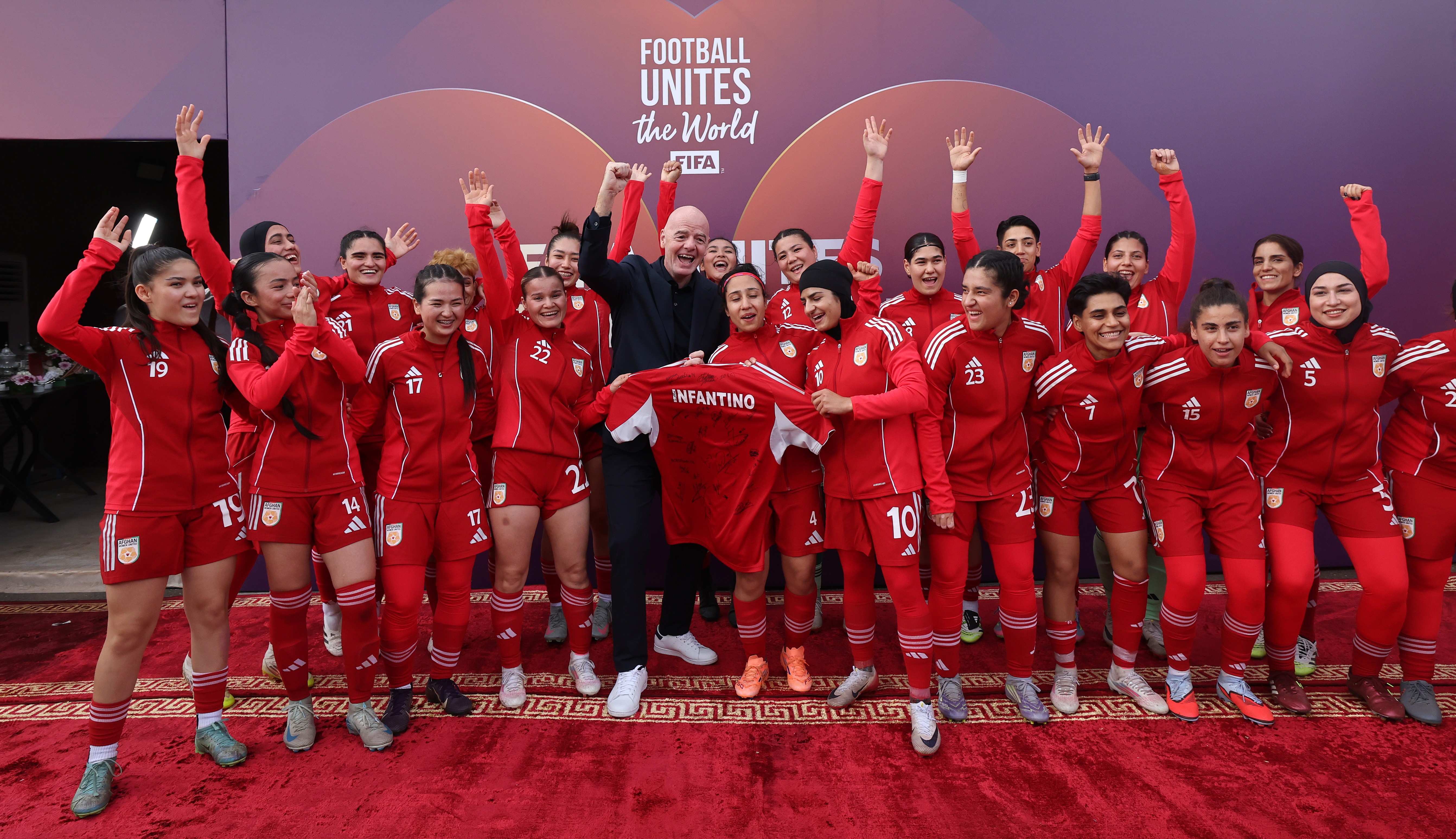 Fifa libera seleção feminina afegã para torneios oficiais em decisão histórica após proibições no país