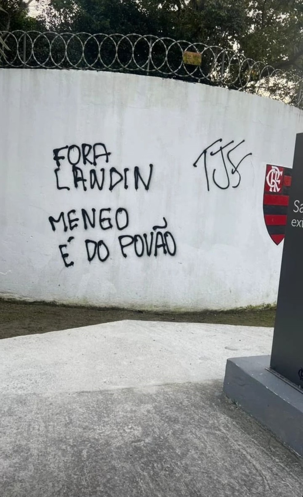 Veja aí parte das pichações feitos por torcida do Flamengo na manhã deste sábado — Foto: Reprodução