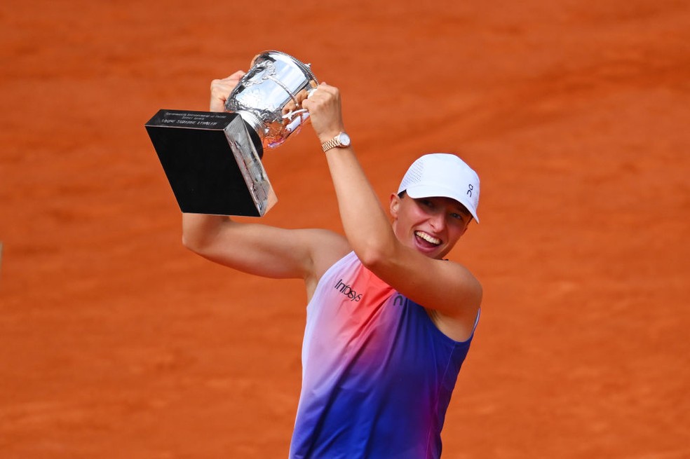 Iga Swiatek ergue o troféu de Roland Garros 2024 — Foto: Getty Images