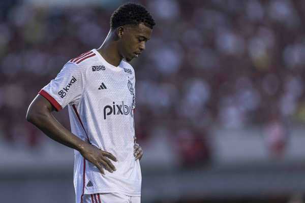 Carlinhos, último reforço do Flamengo, enfrenta obstáculos para sequência no time.