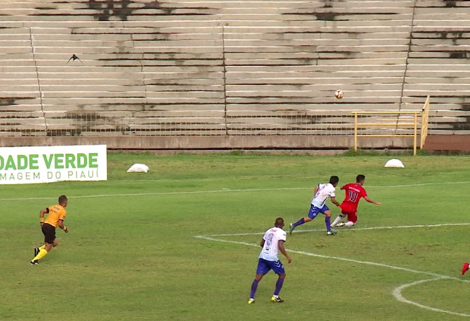 VÍDEO: árbitro apita para o início do jogo, mas falta a bola